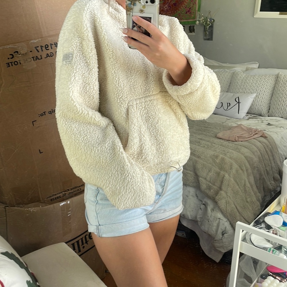 URBAN OUTFITTERS WHITE SHERPA HOODIE